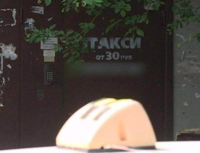 Распространителя незаконной рекламы «Такси от 30 рублей» поймали за работой