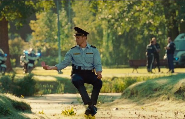 С Ригой знакомит… полицейский