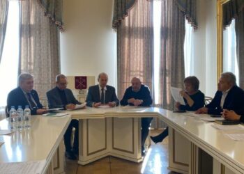 Афиши на заборах наносят вред городской среде, бизнесу и бюджету