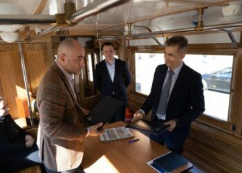 Петербуржцы узнают новости в трамвае