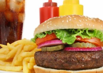 Высокий процент телерекламных роликов, продвигающих продукты, вредные для детей, вызывает опасения у медиков