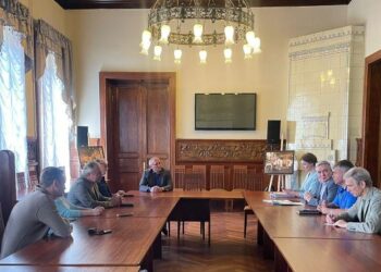 Губернатора попросят отложить запрет рекламы на транспорте, а депутатов – провести общественные слушания по незаконной расклейке объявлений