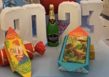 Бутылка шампанского, хоть и не настоящая, всё равно является рекламой алкоголя