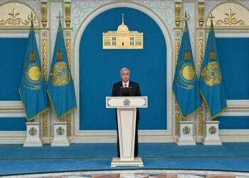 Президент поздравил журналистов, наградил премиями и вручил гранты