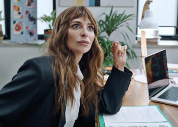 Варнава перевоплощается в прекрасную русалку