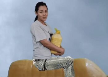 Супруги-пчеловоды покорили интернет креативной рекламой