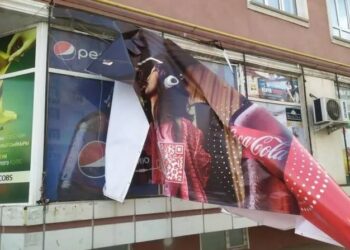 Вывески и баннеры должны соответствовать законам о рекламе и о госязыке