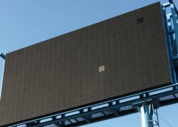 Опора дорожного знака – не место для рекламы