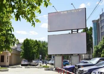 Владельцев конструкций просят проверить документы