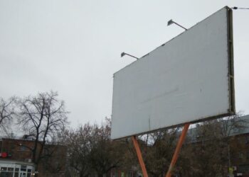 Реклама распродажи «взобралась» на дорожный знак