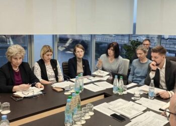 С целью либерализации условий деятельности в сфере торговли и рекламы