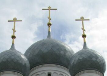 Законопроект запретит убирать из рекламы религиозные символы