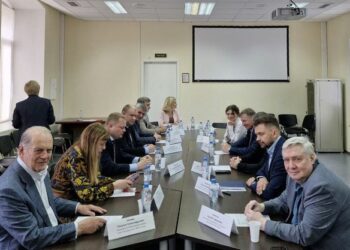 Начали с выборов председателя