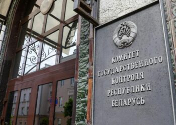 Реклама с окон зданий убрана