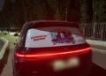 Машину отправили на штрафстоянку за несанкционированную рекламу на заднем стекле