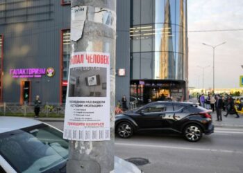 Размещение рекламных листовок на опорах дорожных знаков следует пресекать