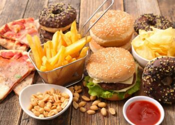 Правительство изучит, как ограничить рекламу вредных для детей продуктов